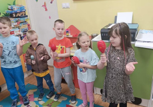 Zabawa przy piosence "Jedna mała kurka".