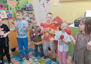 Zabawa przy piosence "Jedna mała kurka".