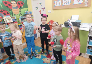 Zabawa przy piosence "Jedna mała kurka".