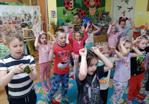 Zabawa taneczno- ruchowa do piosenki o zajączku.