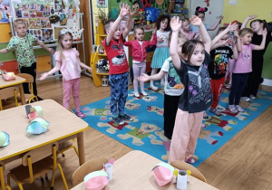 Zabawa taneczno- ruchowa do piosenki o zajączku.