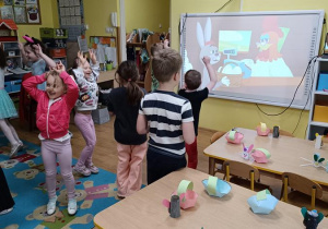 Zabawa taneczno- ruchowa do piosenki o zajączku.