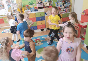 Zabawy przy piosence o zajączku.