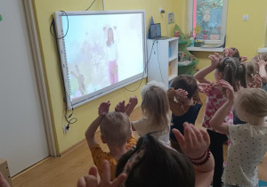 Zabawy przy piosence o zajączku.