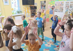 Zabawy przy piosence o zajączku.