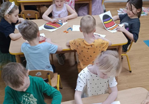 Dzieci wyklejają jajko plasteliną wg. kodu.