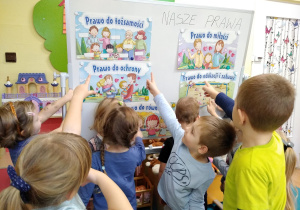Dzieci wskazują na tablicy na swoje prawa.