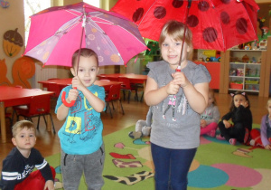 Olek i Zosia pozują z parasolkami