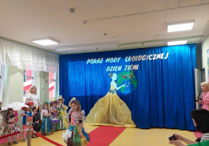 Pokaz mody ekologicznej z okazji Dnia Ziemi.
