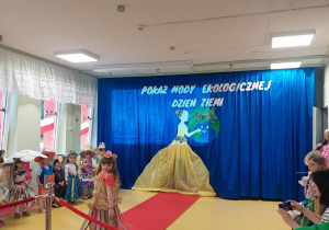 Pokaz mody ekologicznej z okazji Dnia Ziemi.