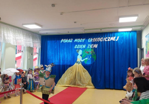Pokaz mody ekologicznej z okazji Dnia Ziemi.