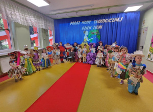 Pokaz mody ekologicznej z okazji Dnia Ziemi.