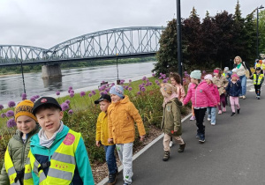 Dzieci parami idą na spotkanie w Domu Legend Toruńskich.
