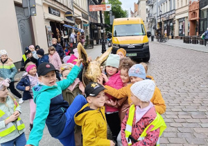 Dzieci z osiołkiem toruńskim.