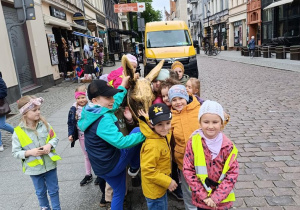 Dzieci z osiołkiem toruńskim.