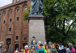 Dzieci przy pomniku Mikołaja Kopernika.