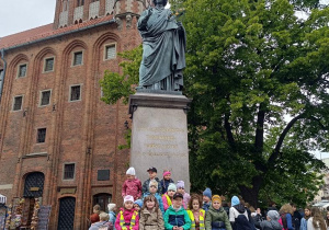 Dzieci przy pomniku Mikołaja Kopernika.