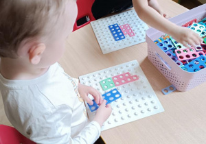 Zabawy matematyczne z wykorzystaniem klocków Numicon.