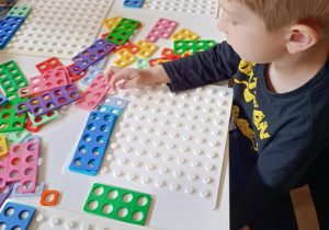 Zabawy matematyczne z wykorzystaniem klocków Numicon.