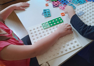 Zabawy matematyczne z wykorzystaniem klocków Numicon.
