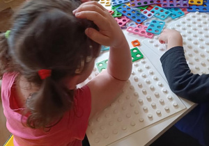 Zabawy matematyczne z wykorzystaniem klocków Numicon.