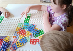 Zabawy matematyczne z wykorzystaniem klocków Numicon.