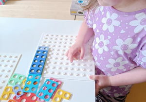 Zabawy matematyczne z wykorzystaniem klocków Numicon.