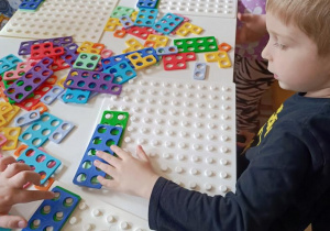Zabawy matematyczne z wykorzystaniem klocków Numicon.