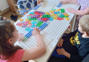 Zabawy matematyczne z wykorzystaniem klocków Numicon.