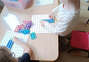 Zabawy matematyczne z wykorzystaniem klocków Numicon.