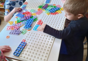Zabawy matematyczne z wykorzystaniem klocków Numicon.