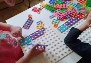 Zabawy matematyczne z wykorzystaniem klocków Numicon.
