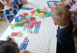 Zabawy matematyczne z wykorzystaniem klocków Numicon.