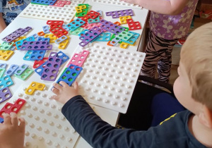 Zabawy matematyczne z wykorzystaniem klocków Numicon.