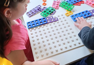Zabawy matematyczne z wykorzystaniem klocków Numicon.