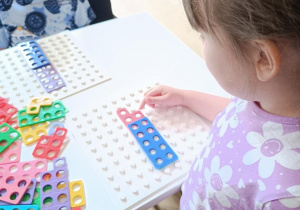Zabawy matematyczne z wykorzystaniem klocków Numicon.