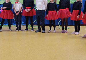 Dzieci śpiewają piosenkę o rodzinie.