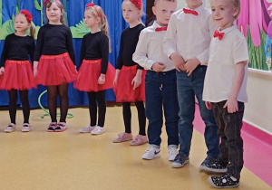 Dzieci śpiewają piosenkę o rodzinie.