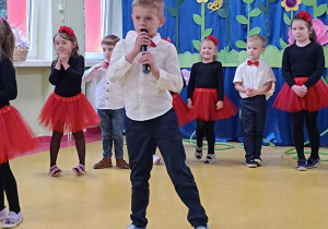 Antoś recytuje wiersz.