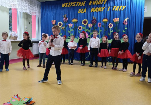 Antoś recytuje wiersz.