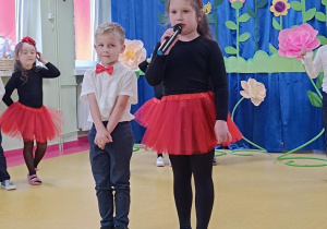 Marysia recytuje wiersz.
