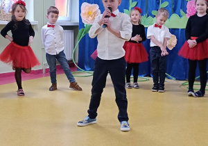Antek Ada recytuje wiersz.