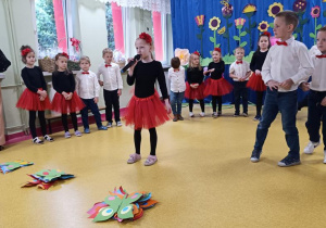 Zosia K. recytuje wiersz.