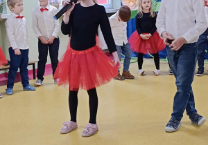 Zosia K. recytuje wiersz.