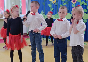 Mikołaj recytuje wiersz.
