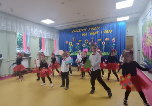 Układ taneczny z motylami do utworu STAMATIS SPANOUDAKIS - "Absences"