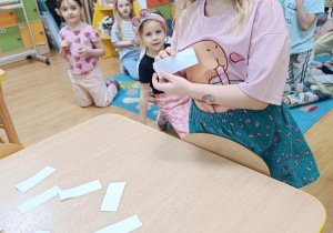Weronika losuje kolejność wyboru ilustracji.