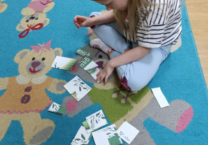Oliwia składa puzzle.