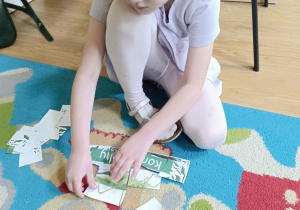 Lila składa puzzle.
