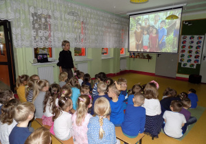 Dzieci oglądają prezentację na temat Praw Dziecka